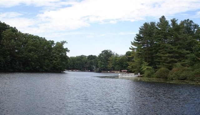 Beautiful Lakefront 6 Bedroom on 1 Acre