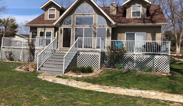 Beautiful Lakefront Home – Gorgeous Views – Private Dock In Cove-Sleeps 12