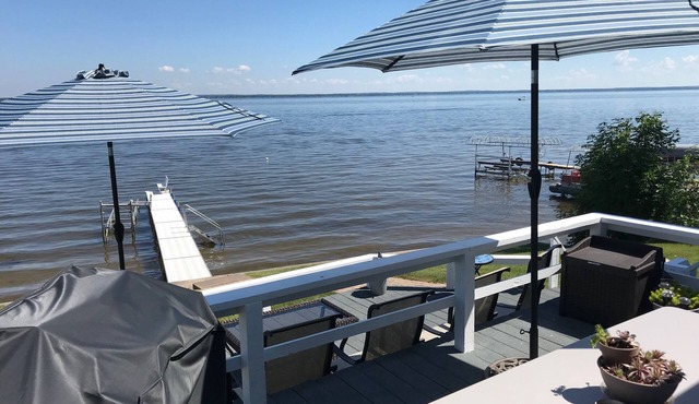 Beautiful lakefront home with fantastic views of sunrises & sunsets + 2 kayaks