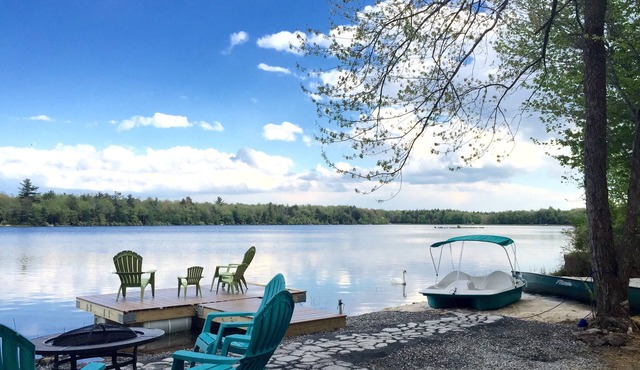 Beautiful Lakefront w Hot Tub, Sauna, Boats, Beach, Pool Table, 5min to Kalahari