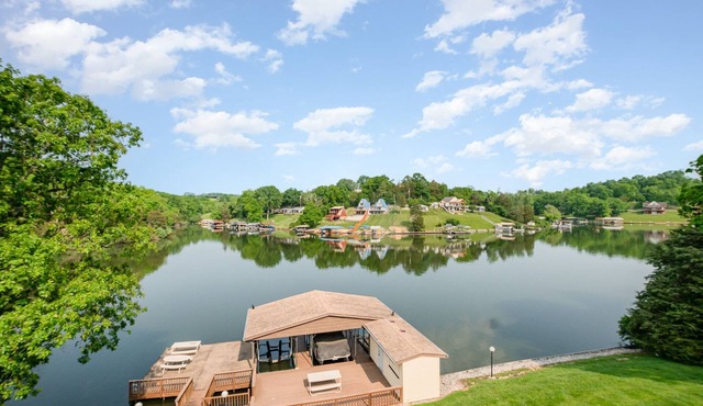 Beautiful Lakefront Home, Private Dock, Sleeps 16, 12 minutes to Ark Encounter