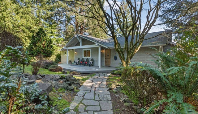 Beautiful lakefront 4 bedroom 3 bath Florence home with private dock