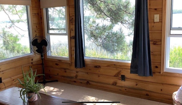 Beautiful Lakefront Cottage (fishing, boating, hiking, relaxing)
