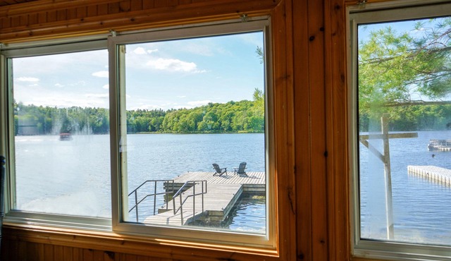 Beautiful Lakefront Cottage with Hot Tub