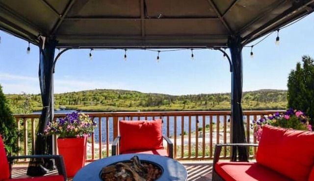 Beautiful Lakefront Home Near Peggy’s Cove