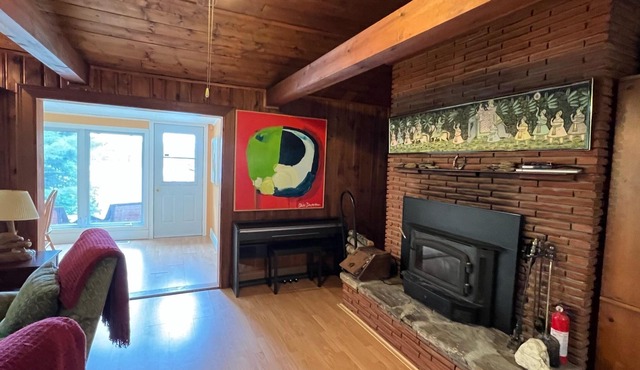 Beautiful lakefront cottage, 1 hour north of Montreal