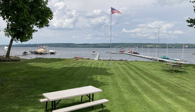 Beautiful Lakefront Cottage with Dock