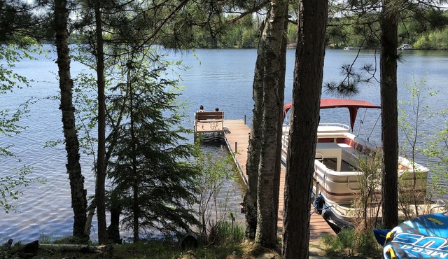 Beautiful Lakefront Cottage Just Steps From The Water On Keyes Lake