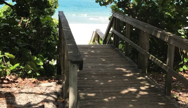 Beautiful Lakefront Condo, Close Walk to Beach, Harbourside & Jupiter Nightlife!