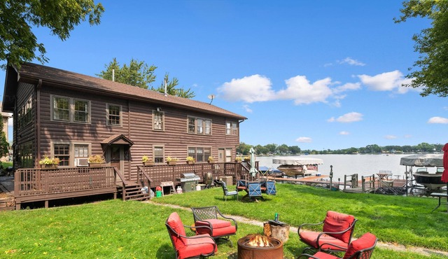 Beautiful Lakefront Cottage with boat slip on the Chain of Lakes!