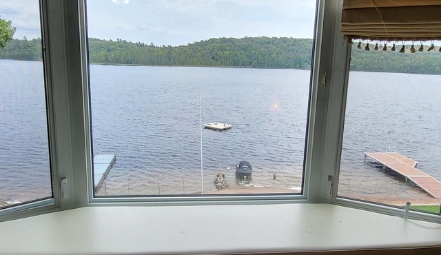 Beautiful lakefront cottage with private beach