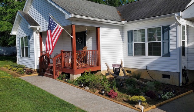 Beautiful Lakefront Getaway In The Smoky's - Private Dock - Hot Tub - Arcade