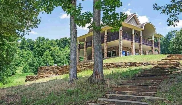 Beautiful lakefront home away from home.