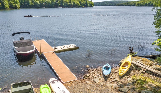 Beautiful Lakefront House with Private Dock, Secluded, Air Hockey