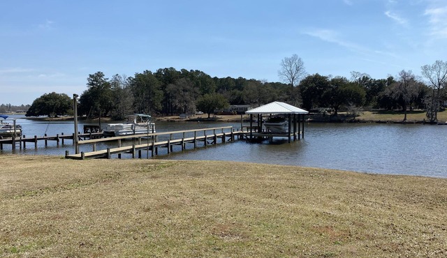 Beautiful Lakefront Home, Sleeps 10, Comfy with Great Porch
