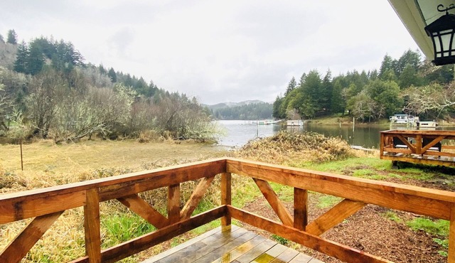 BEAUTIFUL LAKEFRONT HOME with its own private boat ramp to launch your boat !