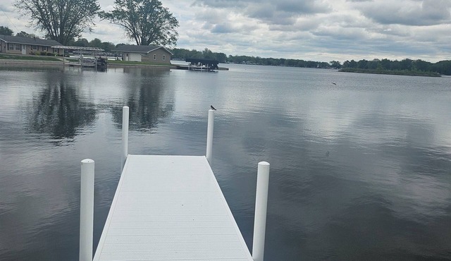 Beautiful Lakefront home, pets welcome, fully fenced, dock, kayaks, fishing!