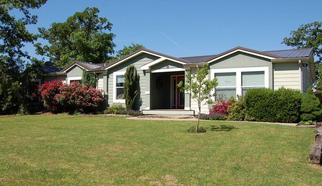 Beautiful Lakefront Home At Sunset Shores