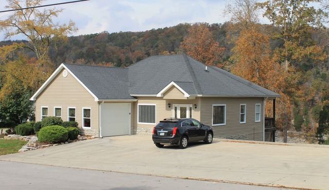Beautiful Lakefront Home-Walk to Ramp and Pool
