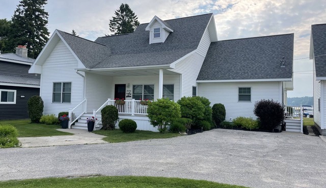 Beautiful Lakefront Home- Crooked Lk-Petoskey/Harbor Springs/Nubs- boat/bike/ski