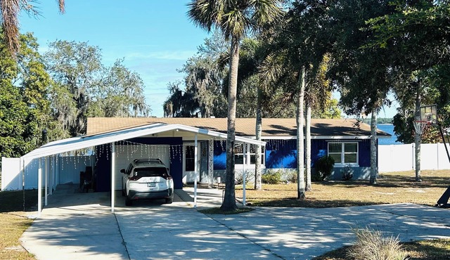 Beautiful Lakefront house w/private dock, powered boathouse, Hottub and Gameroom