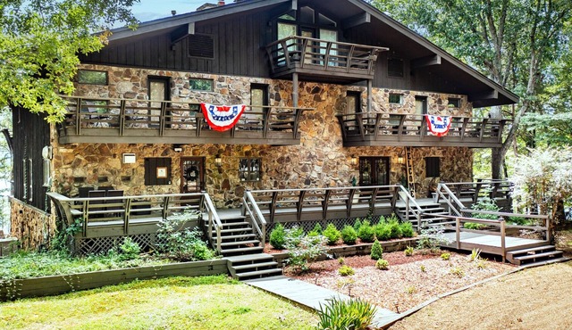 Beautiful Lakefront Lodge. Tannenbaum Lodge - family or business destination.