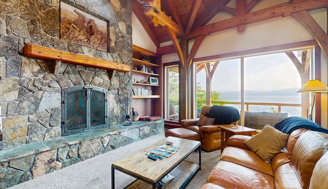Beautiful lakefront lodge w/views, private beach access, & large deck
