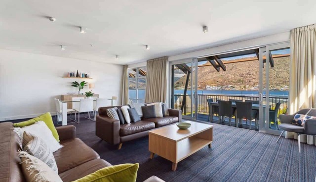 Beautiful Lakefront 2 Bedroom Marina Apartment 203