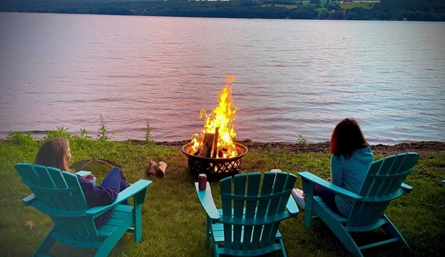 Beautiful Lakefront Retreat on Owasco Lake, private, sunny, dock, kayaks & grill