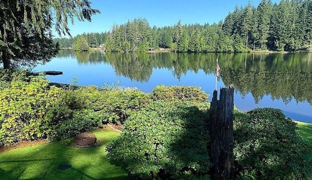 Beautiful Lakefront | Sunset Views + AC+ Kayaks + Bicycles & More!