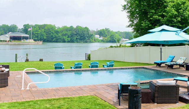 Beautiful Lakefront Property Pool and Hot tub open May-September only