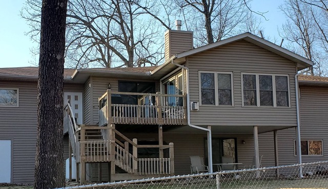 Beautiful Lakefront Home Bull Shoals Lake. One mile to White River.