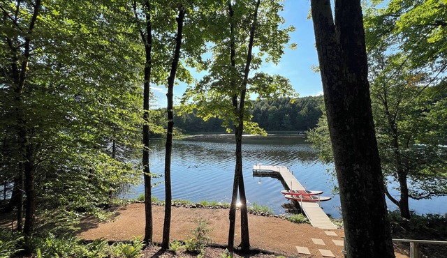 Beautiful lakefront cabin just minutes from downtown Eagle River!