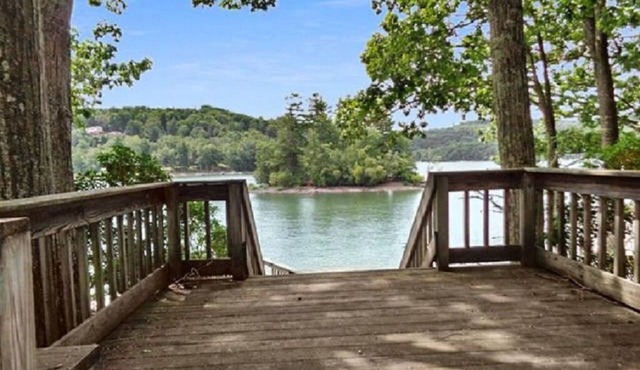 Beautiful Lakefront Chalet on Lake Wallenpaupack