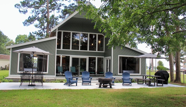 Beautiful Lakefront Home - 4BR/3BA - Huge Lot! - 400ft of bulkhead - Boathouse
