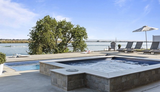 Beautiful Lakefront Home with Spa and 6 Bedrooms!