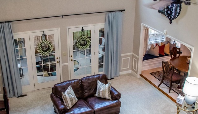 Beautiful Lakefront View with FULLY EQUIPPED HOME GYM! Only 8.6 mi from the UA!