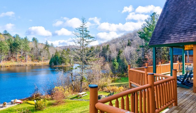 Beautiful Lakefront Log Cabin 15 Minutes from Mount Snow