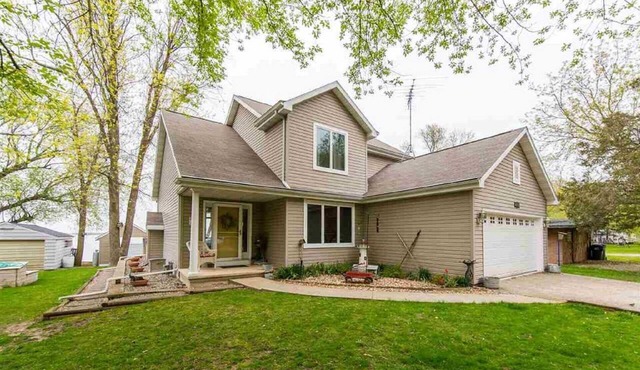 Beautiful Lakefront Home ~ Outstanding Sunsets ~ Includes Hot Tub!