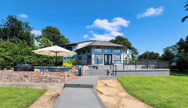 Beautiful Lakefront Views at Cedar Creek Lake!