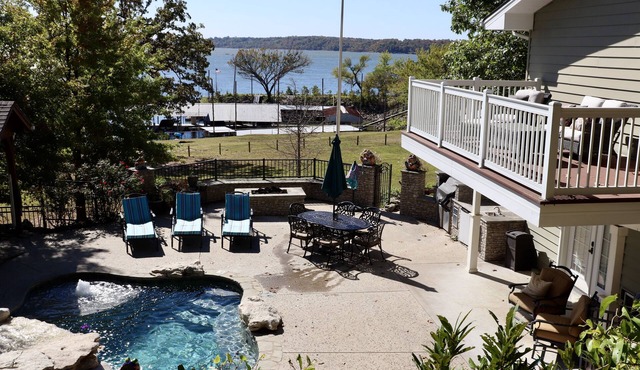 Beautiful Lakefront Villa with Private Pool, hot tub, No more than 12 people