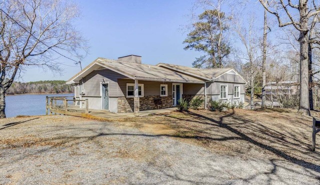 Beautiful Lakehouse conveniently situated close to hwy 280