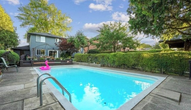 Beautiful Lakehome in City with Private Pool😍