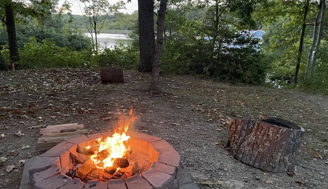 Beautiful Lakehouse, private dock, fast WiFi near Harpers Ferry