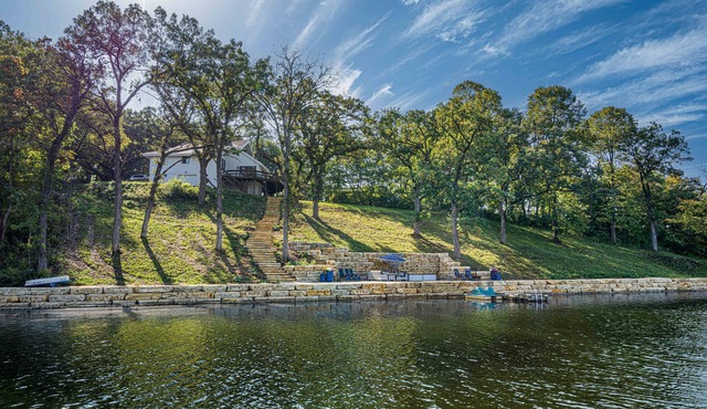 Beautiful Lakehouse with private dock on Apple Canyon Lake!