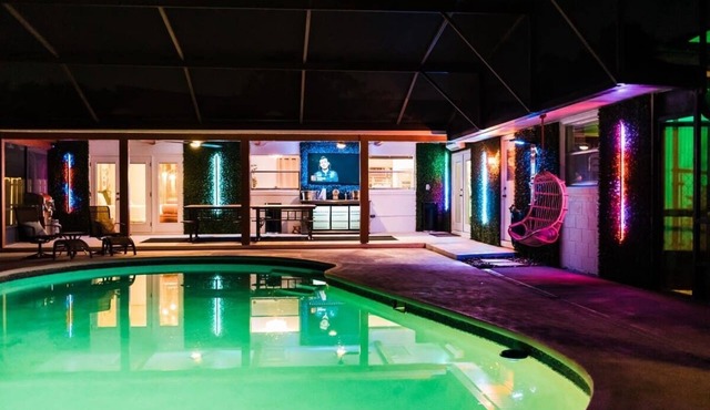 * Beautiful Lakehouse with Pool and Movie Theater*