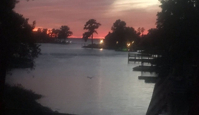 Beautiful Lakehouse W/stunning sunsets private dock, pool, pool table sleeps 12