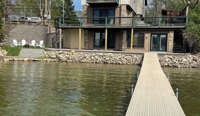 Beautiful Lakehouse with Pontoon and Hot Tub