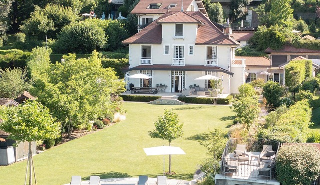 Beautiful lakeside home with a private pontoon. Perfect place to unwind.