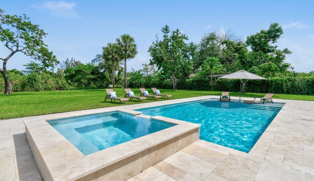 Beautiful Lakeside Oasis